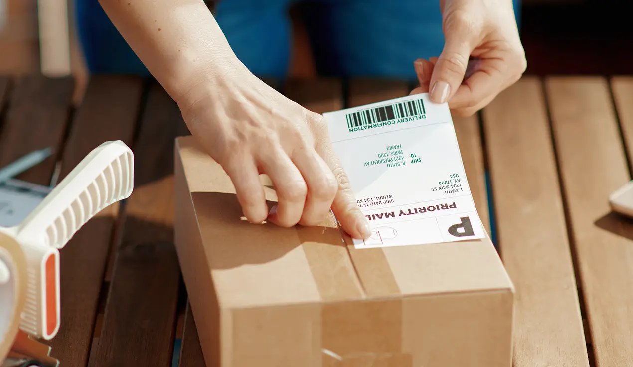 Direct thermal logistics & shipping label roll1.webp